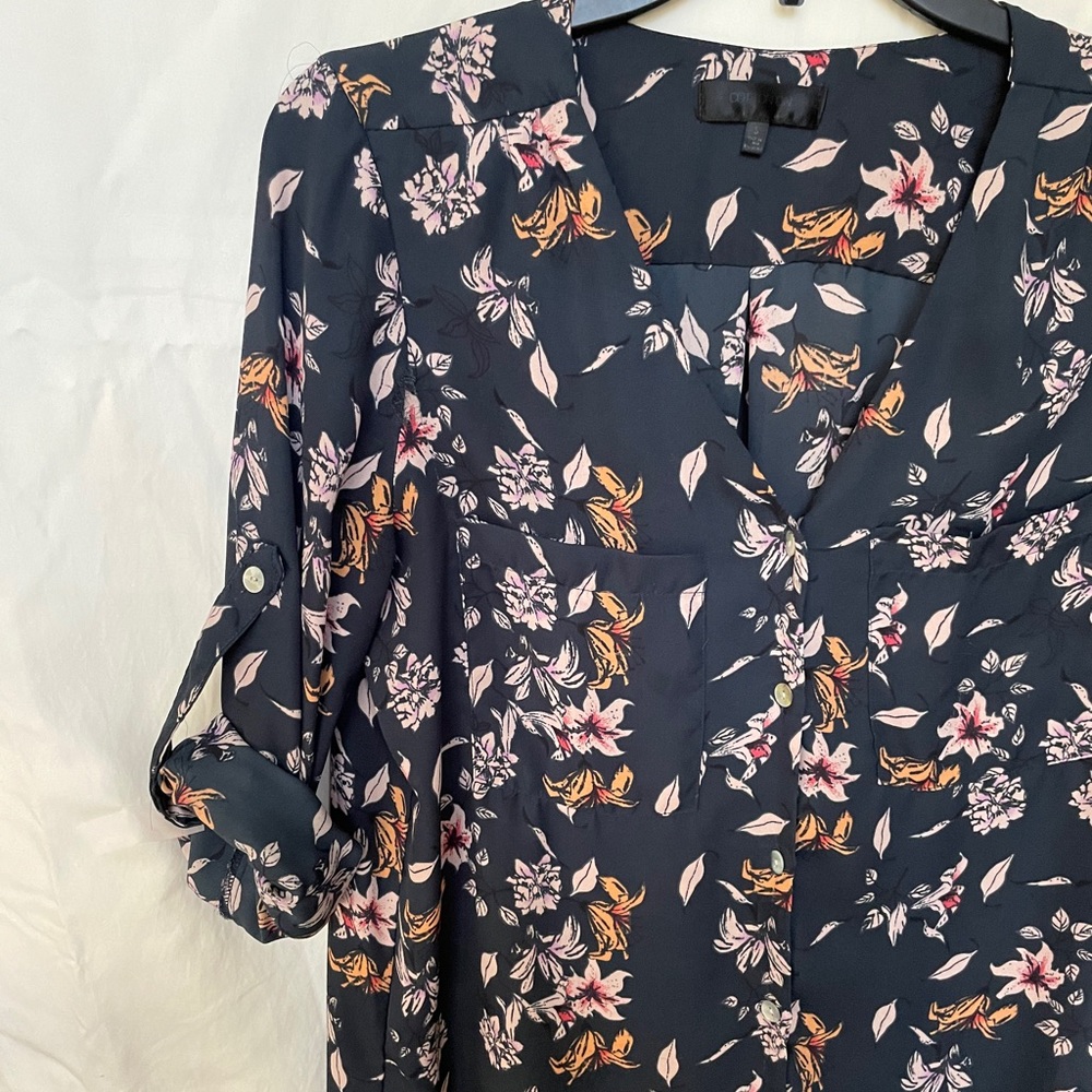 Floral button down blouse - Picture 2 of 6
